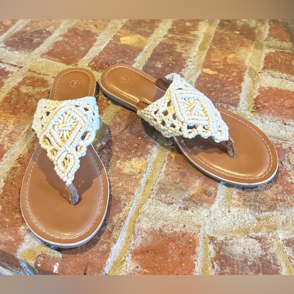 Cracker Barrel Tan and Cream Crochet Sandals